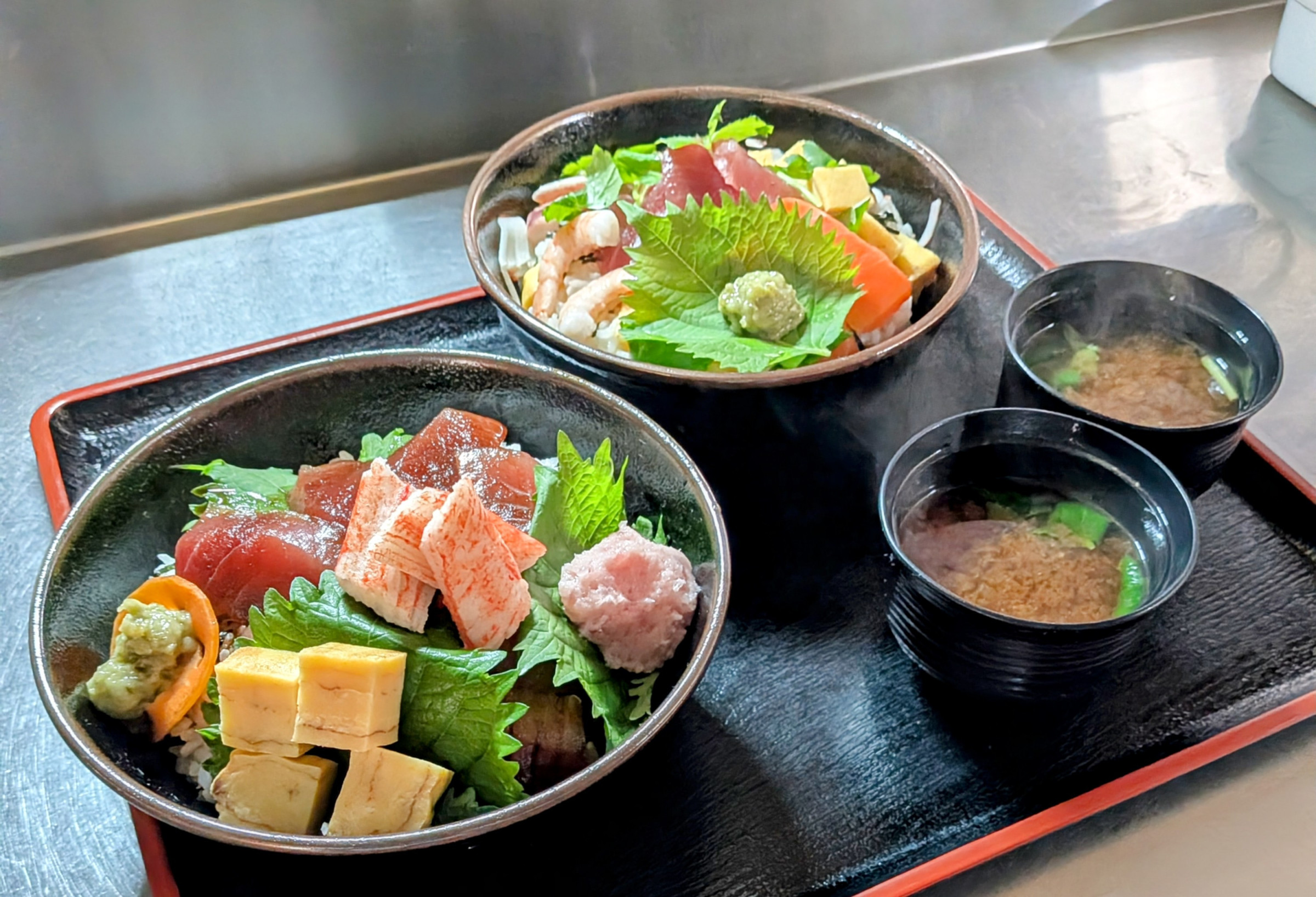 マグロ丼、ちらし寿司　(オススメ)