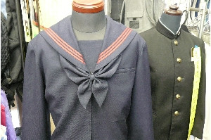 塩山中学校女子セーラー服は、前開きが、ファスナーになりました。