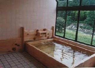 サンルーフのついた明るい浴室と軟らかい木肌の感触の檜風呂
