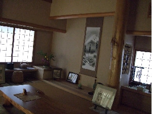 ここにも装丁した掛け軸などを展示します。