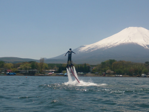 日本一の富士山頂目指して“レッツフライボード体験”