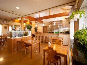 お食事は、熱帯魚水槽の置かれたダイニングでお召し上がりいただきます