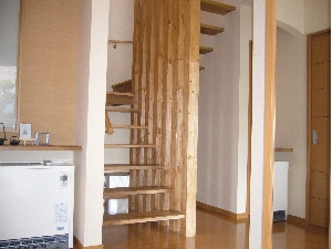 吹き抜け階段ホールを利用して、自然に空気の流れを家じゅうに回るように設計された一例です
