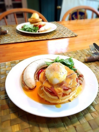 朝食のエッグベネディクトパンケーキ
