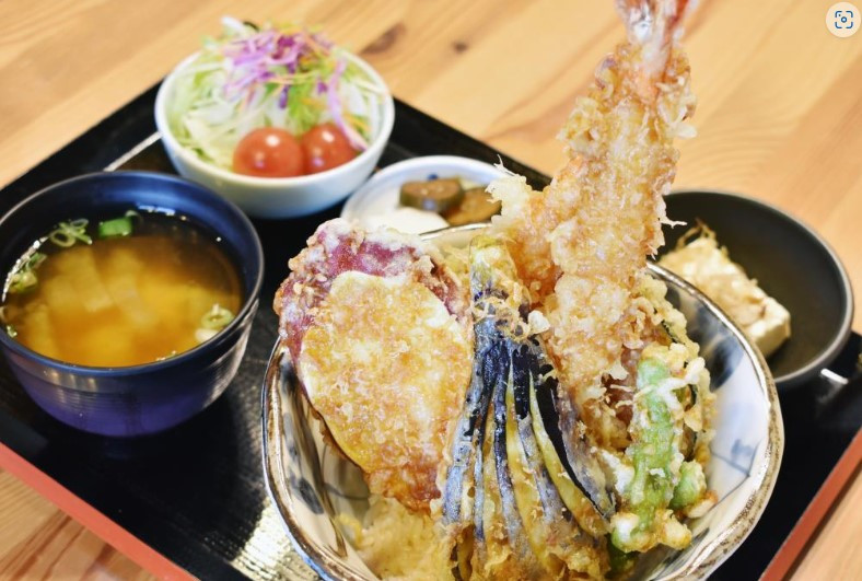 そそり立つ2本の海老の天ぷらで有名です。　1,700円