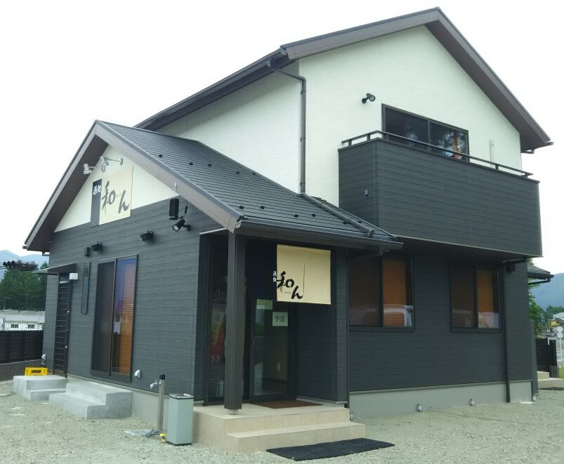 黒を基調とした店舗の外観です。"町役場前"交差点から小立・勝山方面に向かって、フォレストモール交差点の左手のちょっと高くなった敷地にあります。