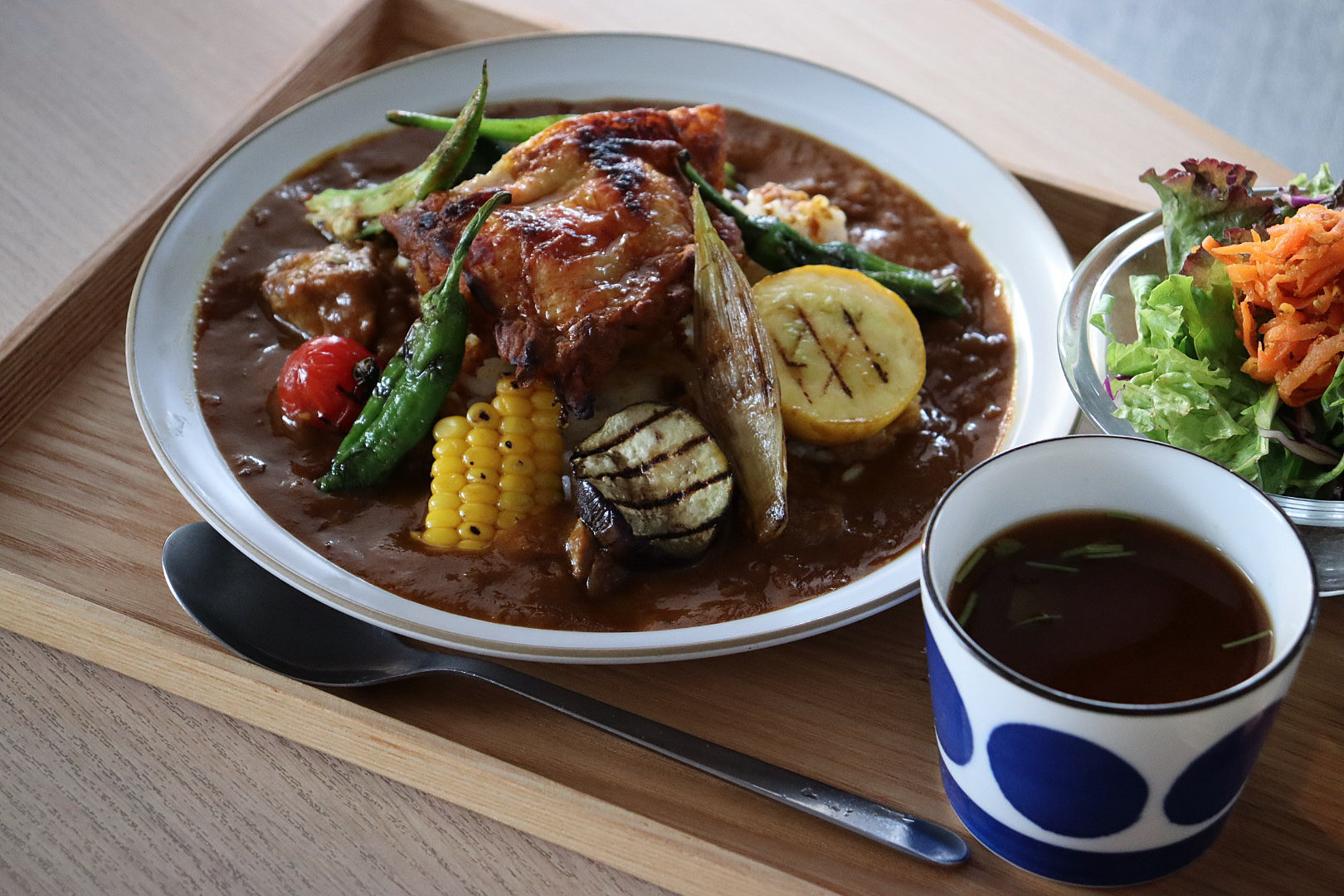 タンドリーチキンと夏野菜の旨辛カレー