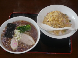 熱々のラーメンとパラパラのチャーハン