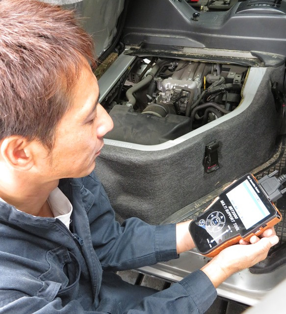 最近のお車は、ほとんどがコンピュータによって制御されています。なので、お車が故障してしまった時、専用のコンピュータを使って診断します。