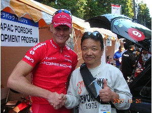 オーストラリアのロードレース選手と記念撮影