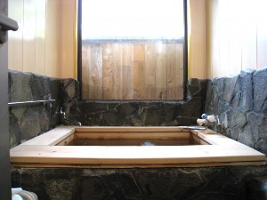 単純泉を引いたヒノキ風呂！いつまでも温かいと喜ばれています