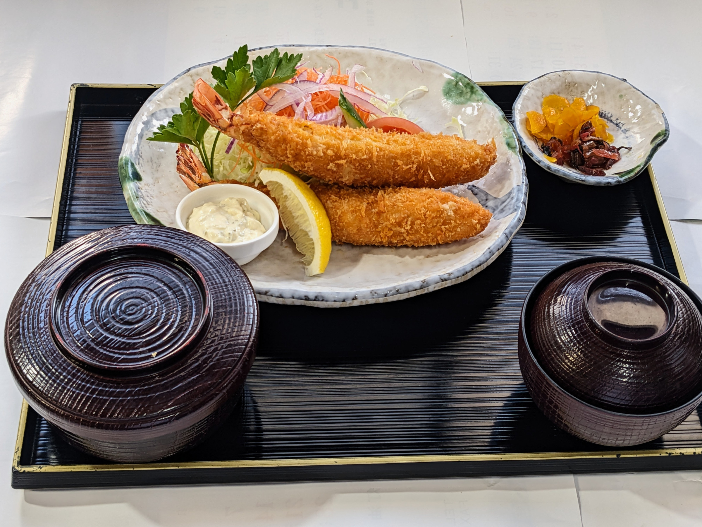 人気メニュー、エビフライ定食。