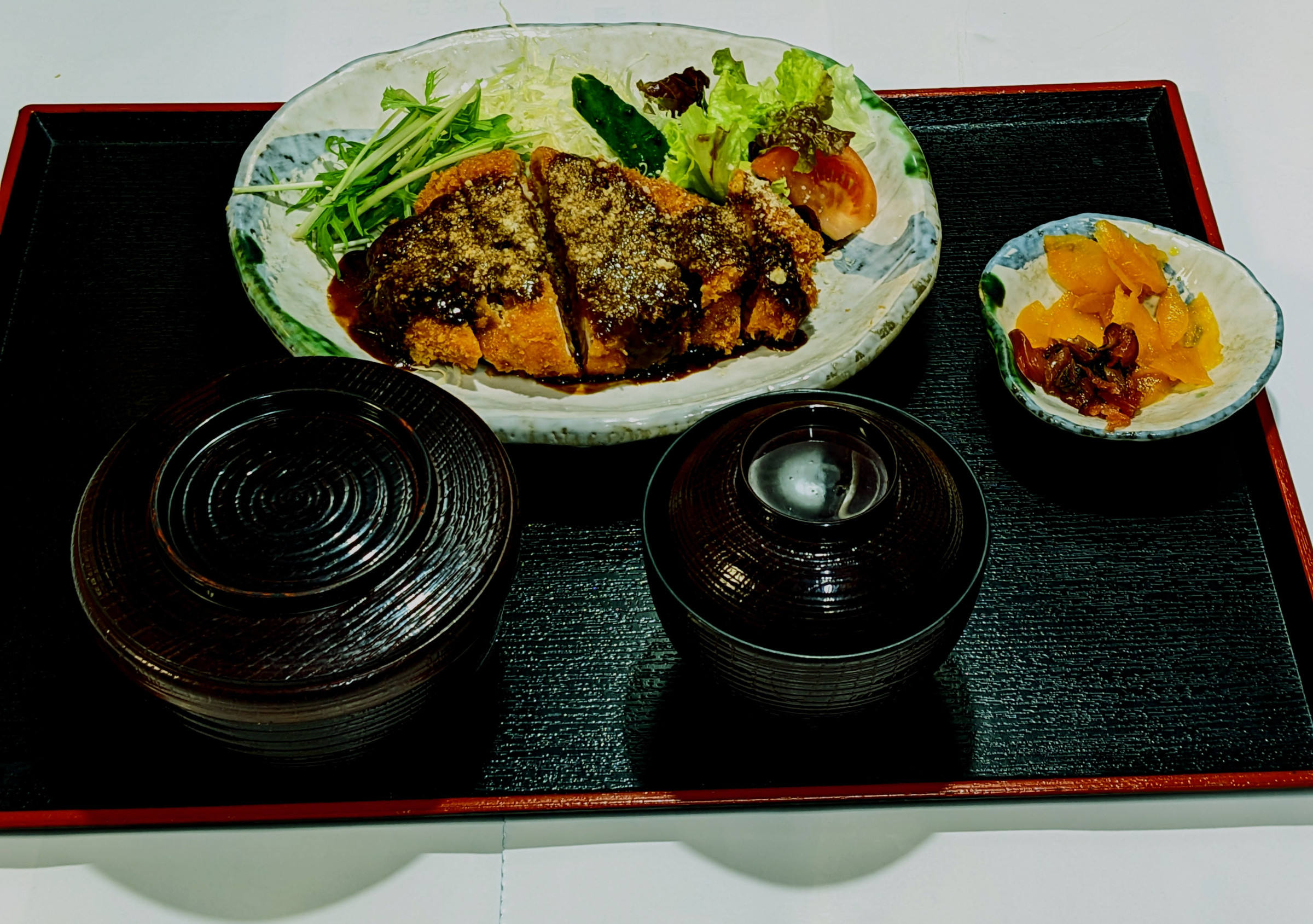 黒(クロ)カツ定食。自家製デミソースがかけてあります。