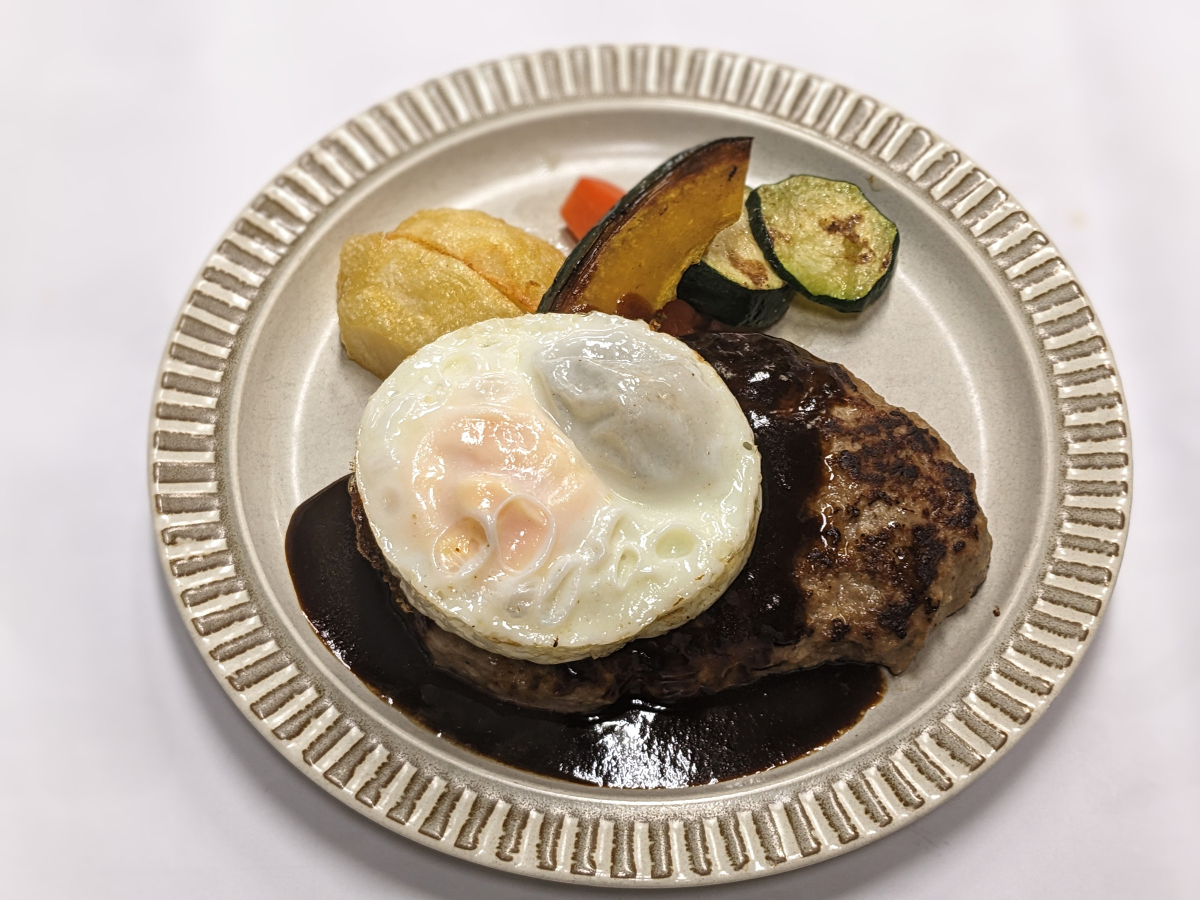 国産牛肉100%ハンバーグ自家製デミグラスソース使用１６０グラム、Ｊｕｍｂｏハンバーグは２５０グラム