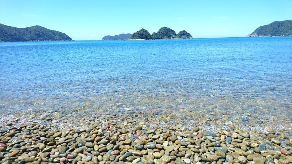 奈留島の海岸は小石がいっぱい。転がる音色は心癒やされます