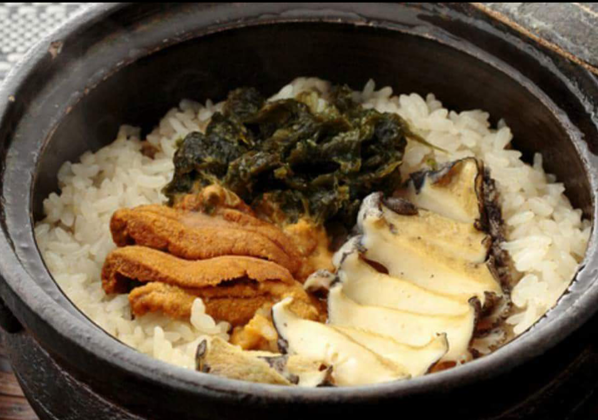 今月はアワビ＆ウニ炊き込みご飯
