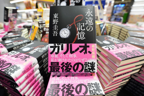 📘