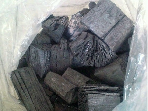 ナラ材の木炭です。