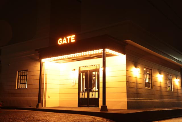 『GATE』は『扉』という意味です。