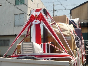 これから婚礼家具をお届けにあがるところです。この時はいつも、自分自身も幸せな気分になっています。