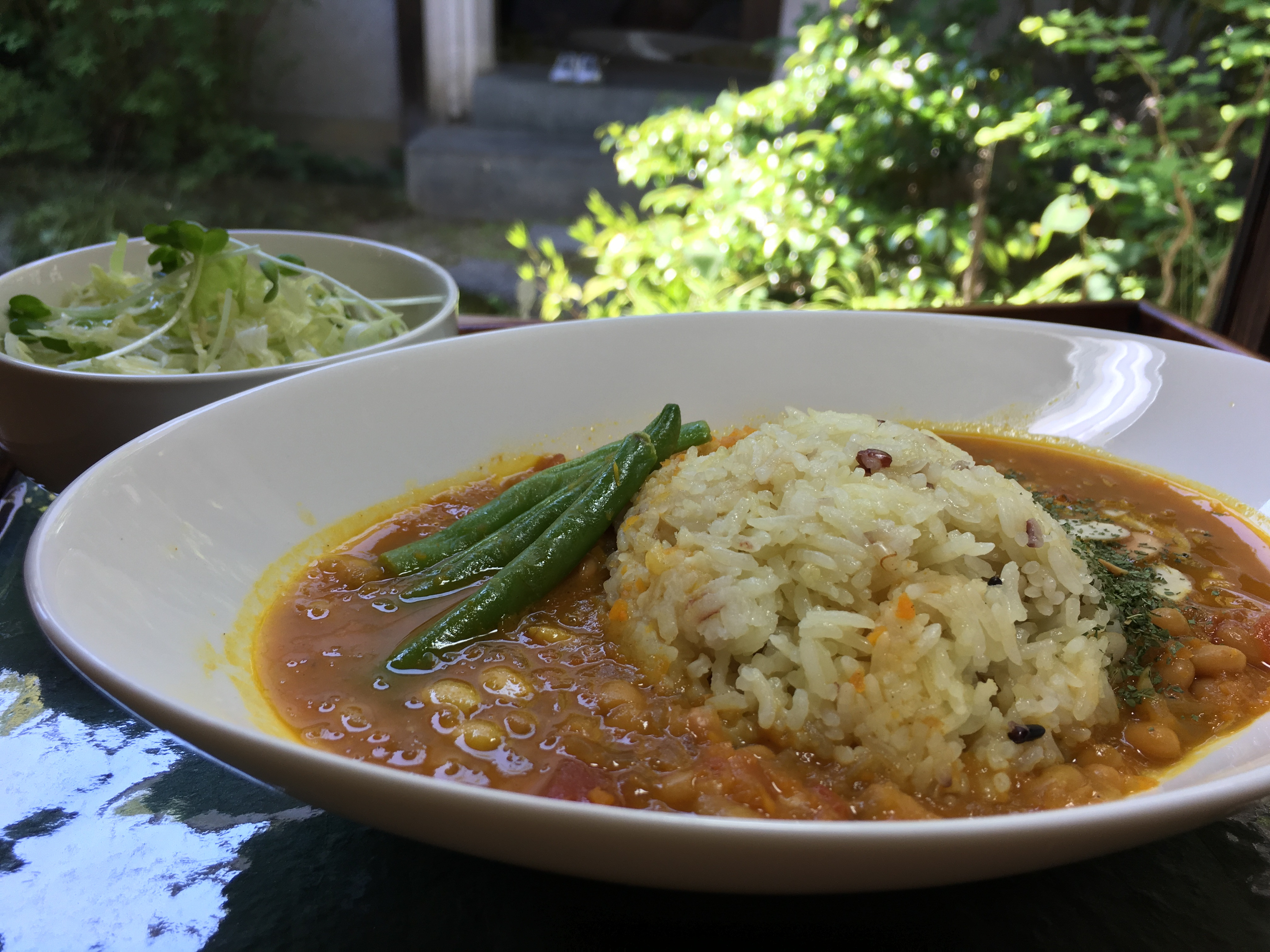 ココナッツカレー（サラダ付き）