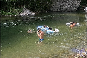 夏　高見川で川遊び