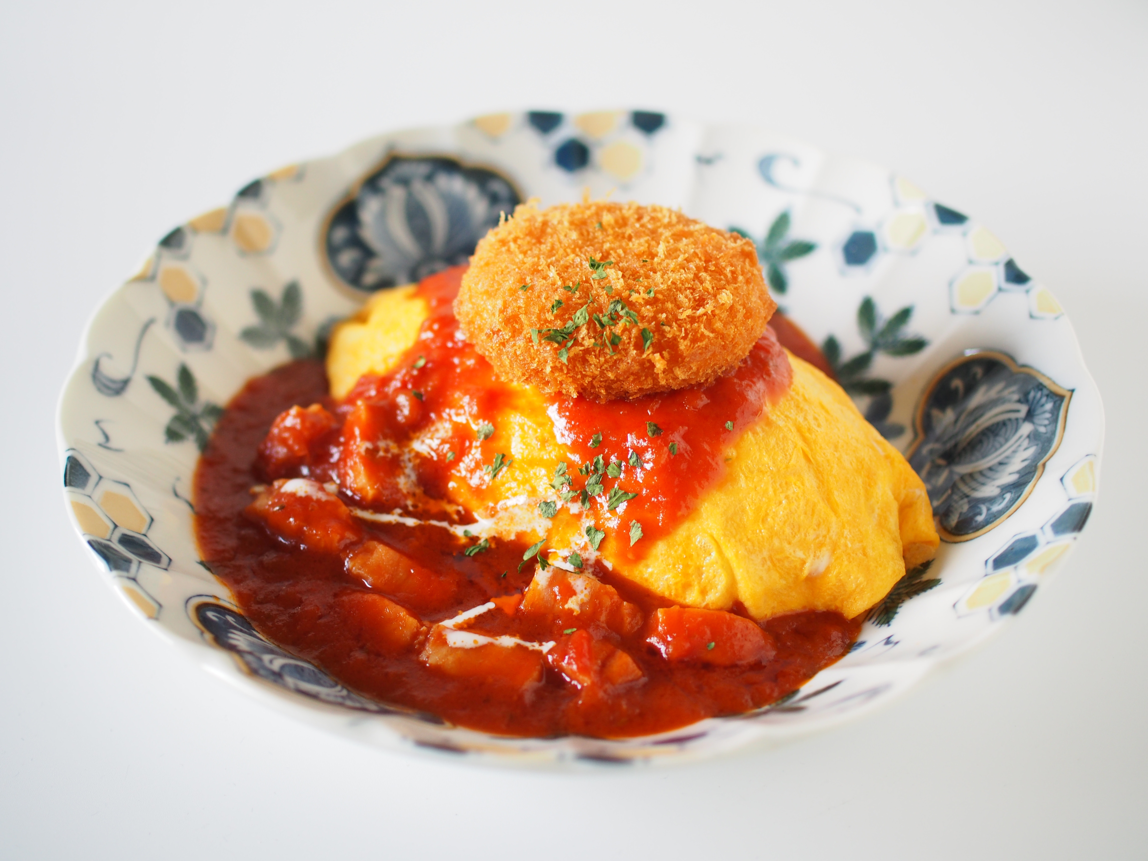 【期間限定】グラタンコロッケと厚切りベーコンのトマトソースオムライス