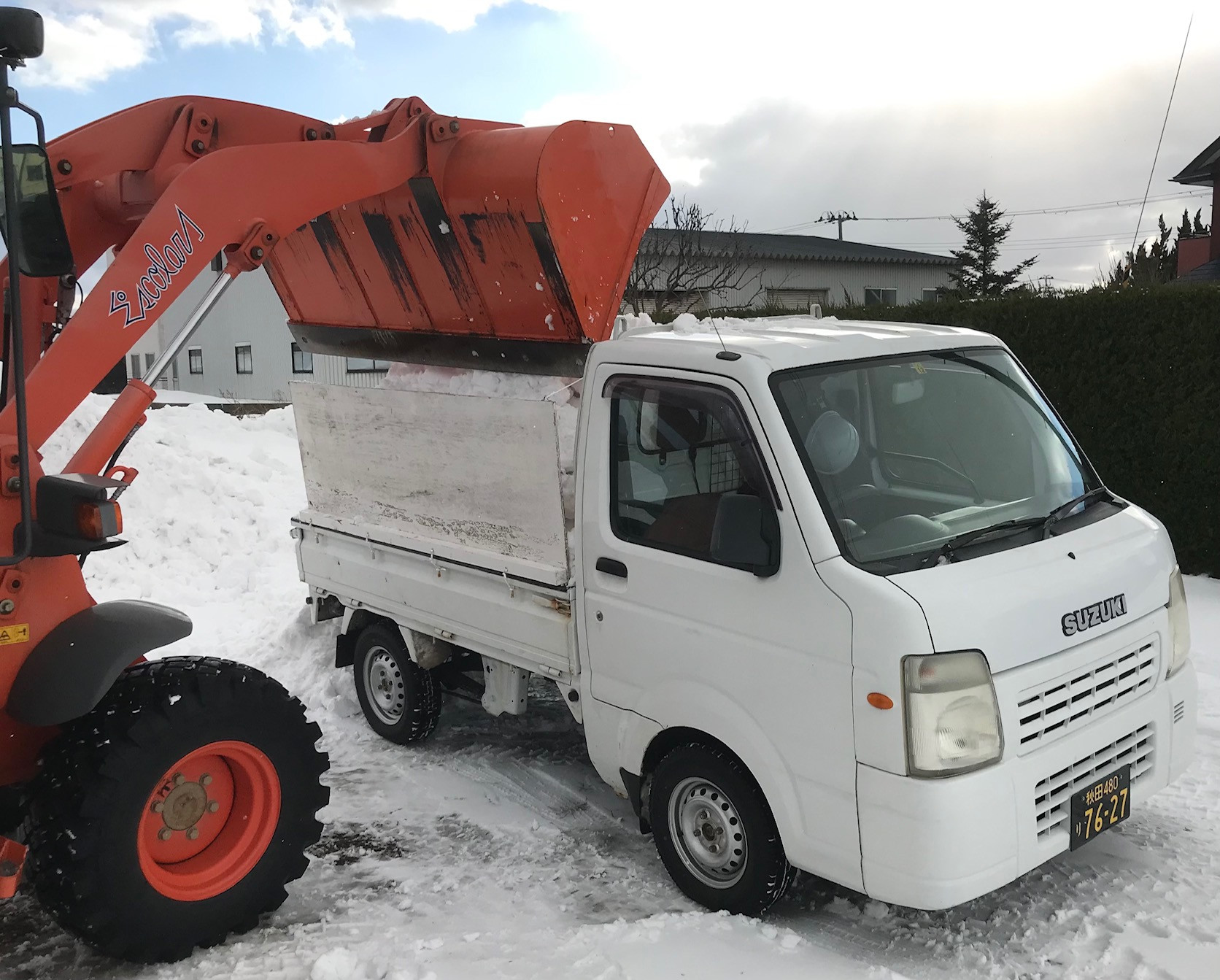 軽トラックとローダーを使用しての排雪作業も行っております