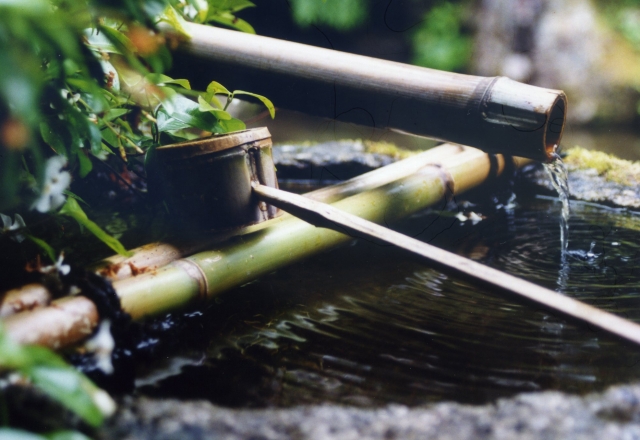 水筒に清水しづかに入りのぼる　梵