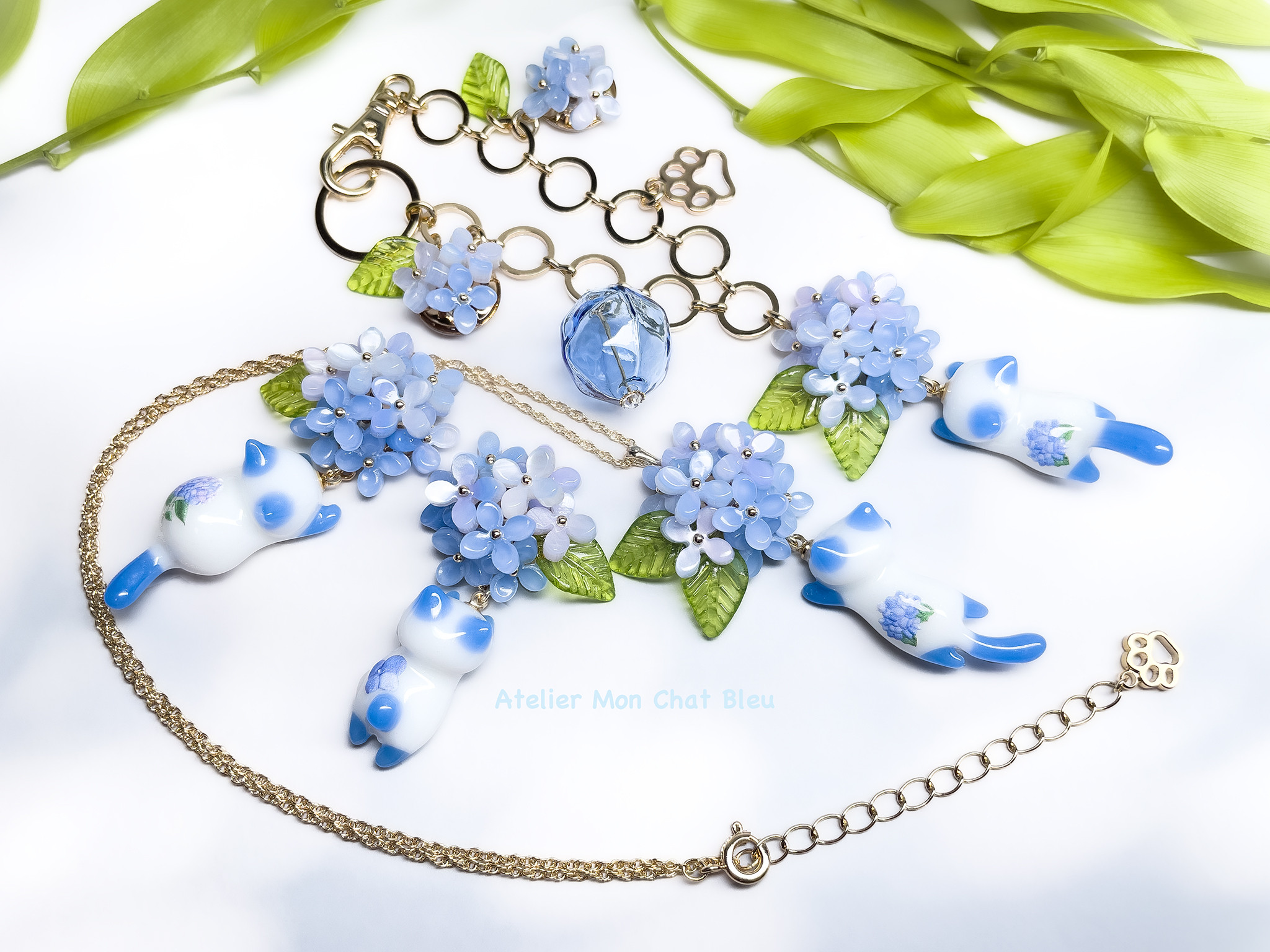 【新作】〈2025限定色〉紫陽花追っかけねこ　淡ブルー　ピアス と ネックレス と バッグチャーム