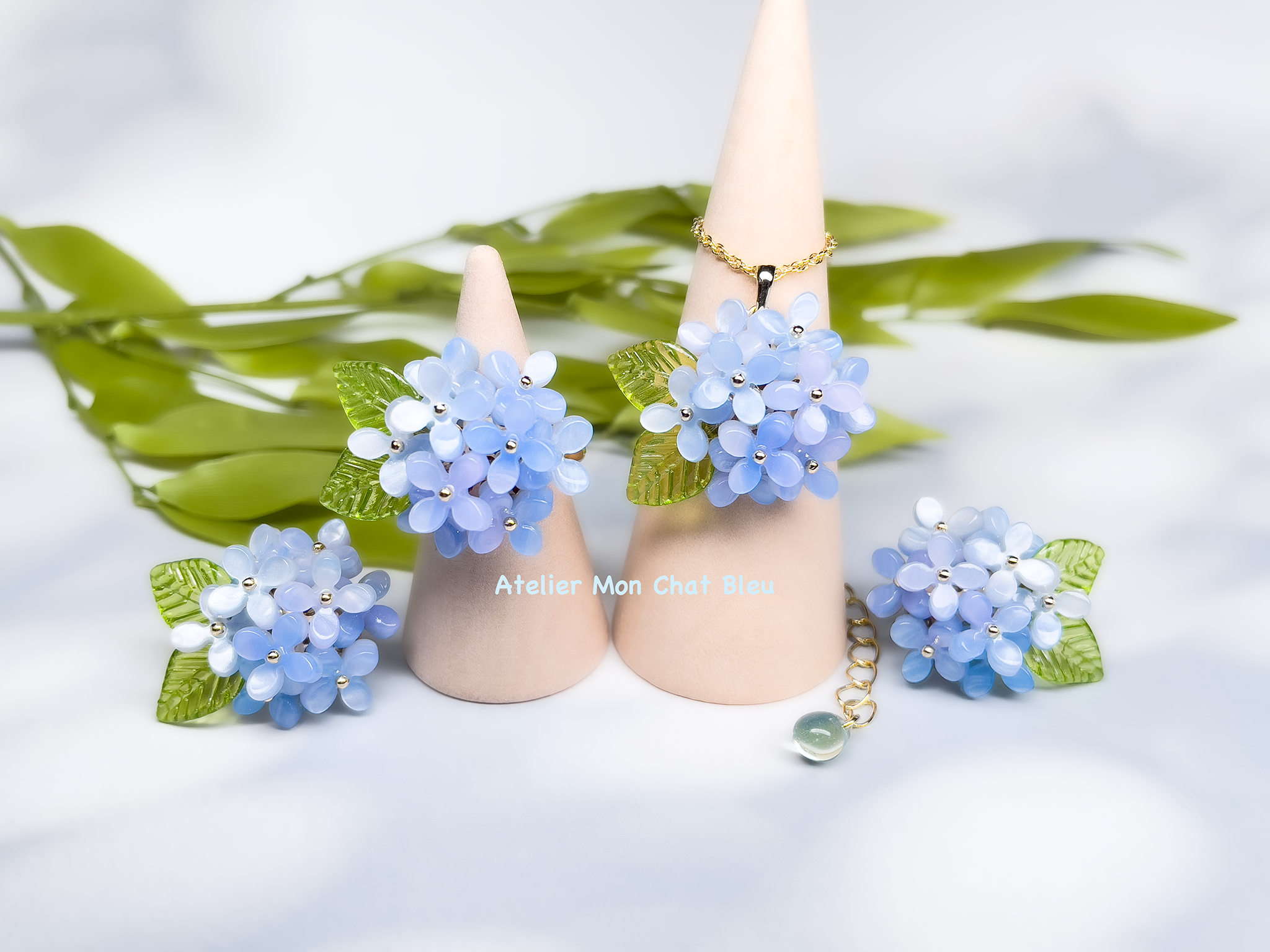 【新作】〈2025限定色〉紫陽花のピアス と ネックレス と リング　淡ブルー