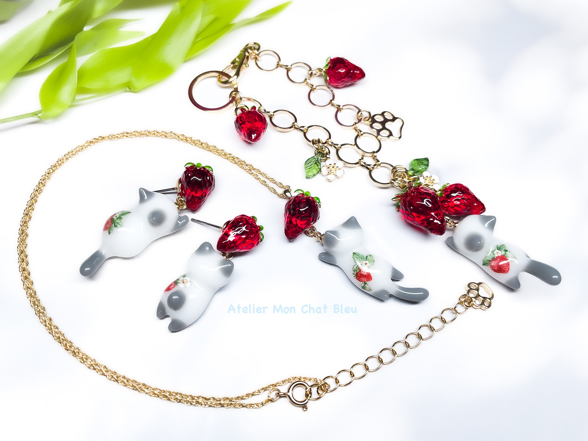 いちご追っかけねこのピアス と ネックレス と バッグチャーム