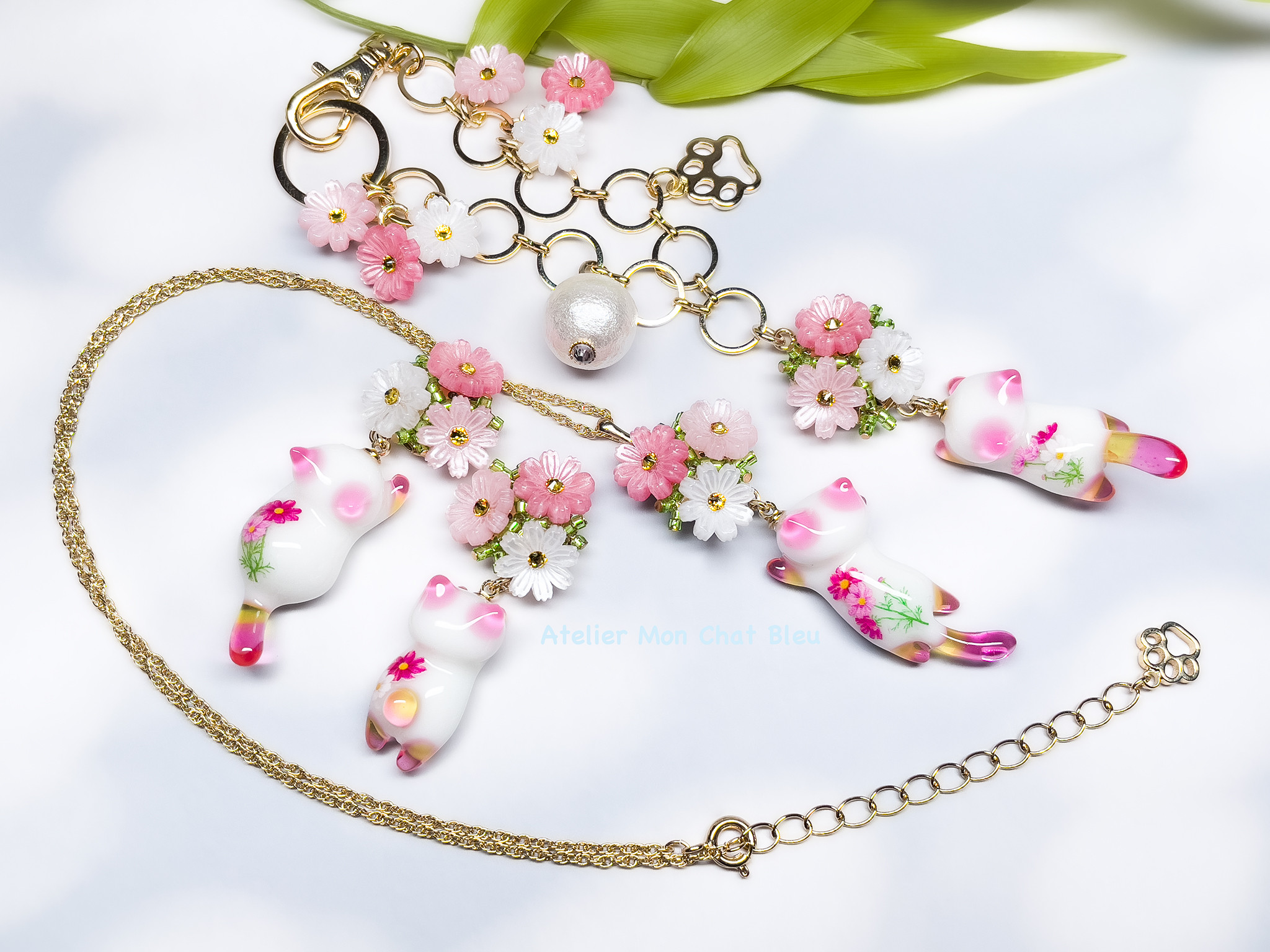秋桜追っかけねこのピアス と ネックレス と バッグチャーム