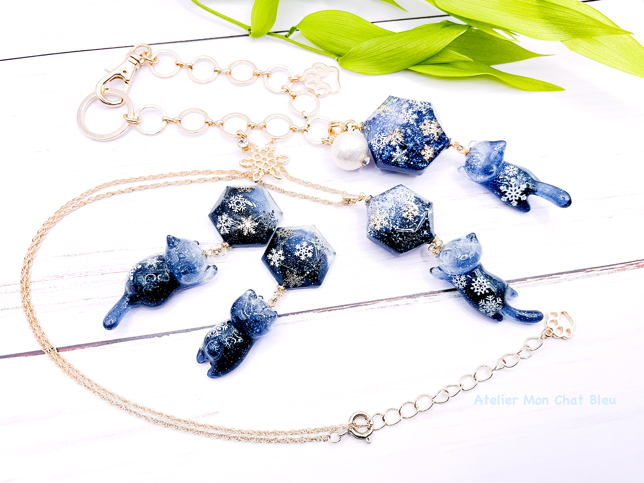 雪追っかけねこのピアス と ネックレス と バッグチャーム