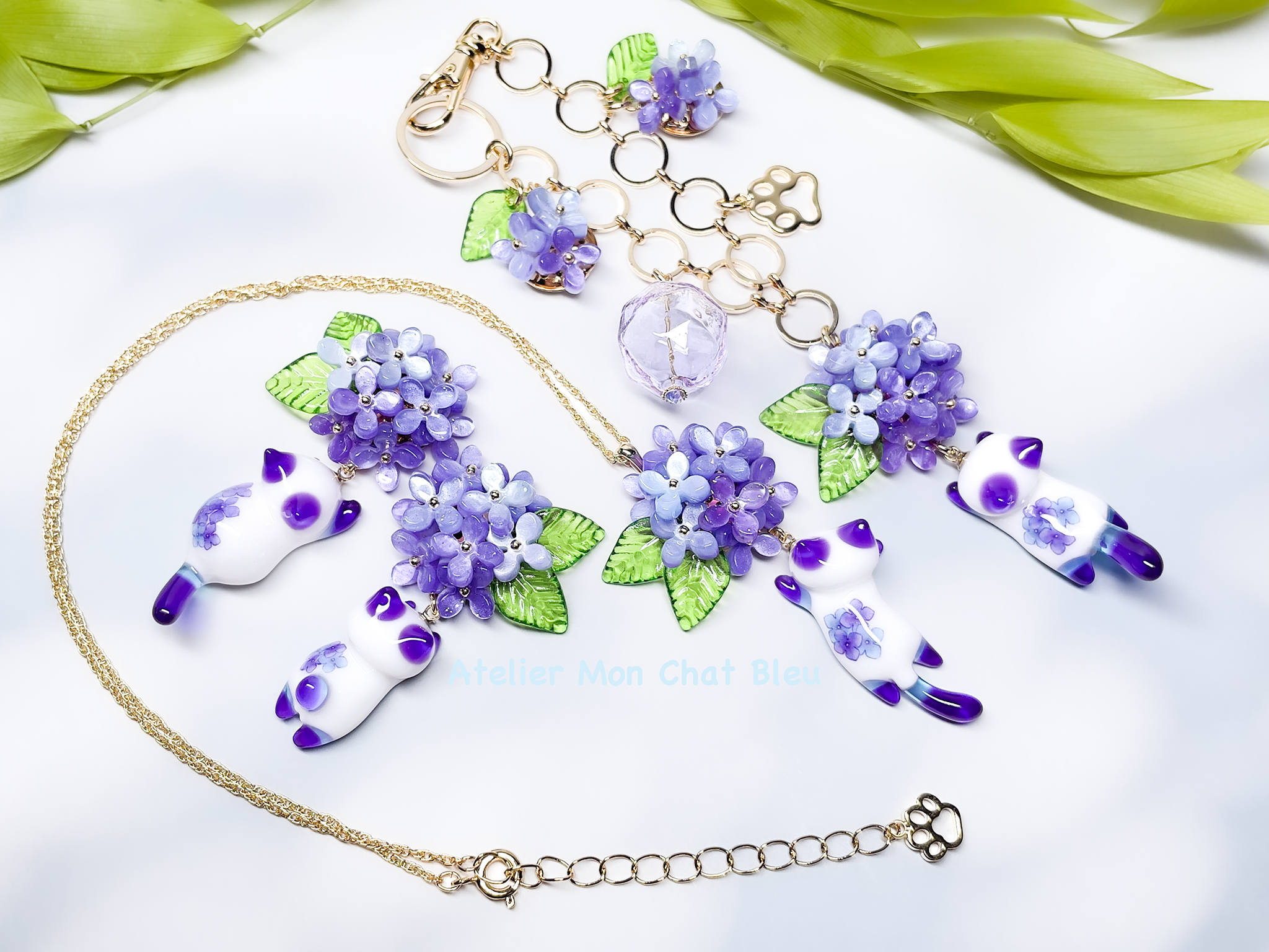 紫陽花追っかけねこのピアス と ネックレス と バッグチャーム　バイオレット×ブルー