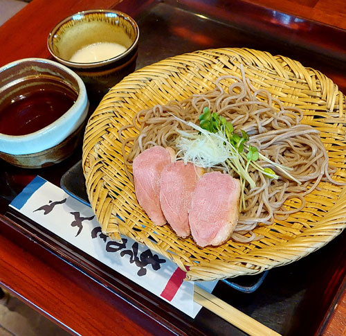 プラス1000円ですべてのメニューに「とろろそば」つけられます。