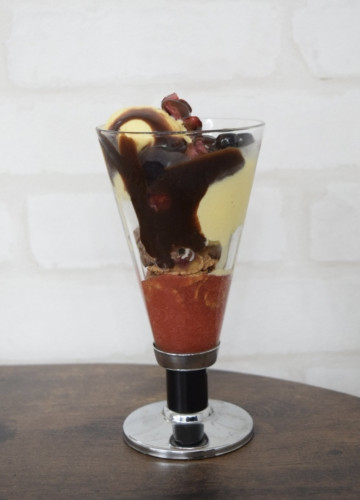 新メニュー「いちごチョコパフェ」