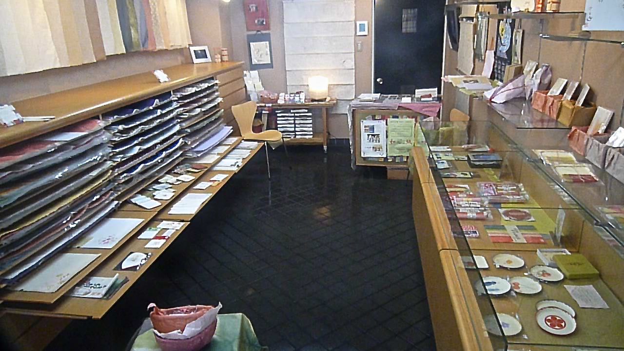 やわらかく、強く、美しい和紙を使った手作りの素朴さをお届けします。　和紙の質感・厚み・大きさは当ホームページでの紹介は非常に難しく、どうぞ是非ご来店の上ご確認ください
