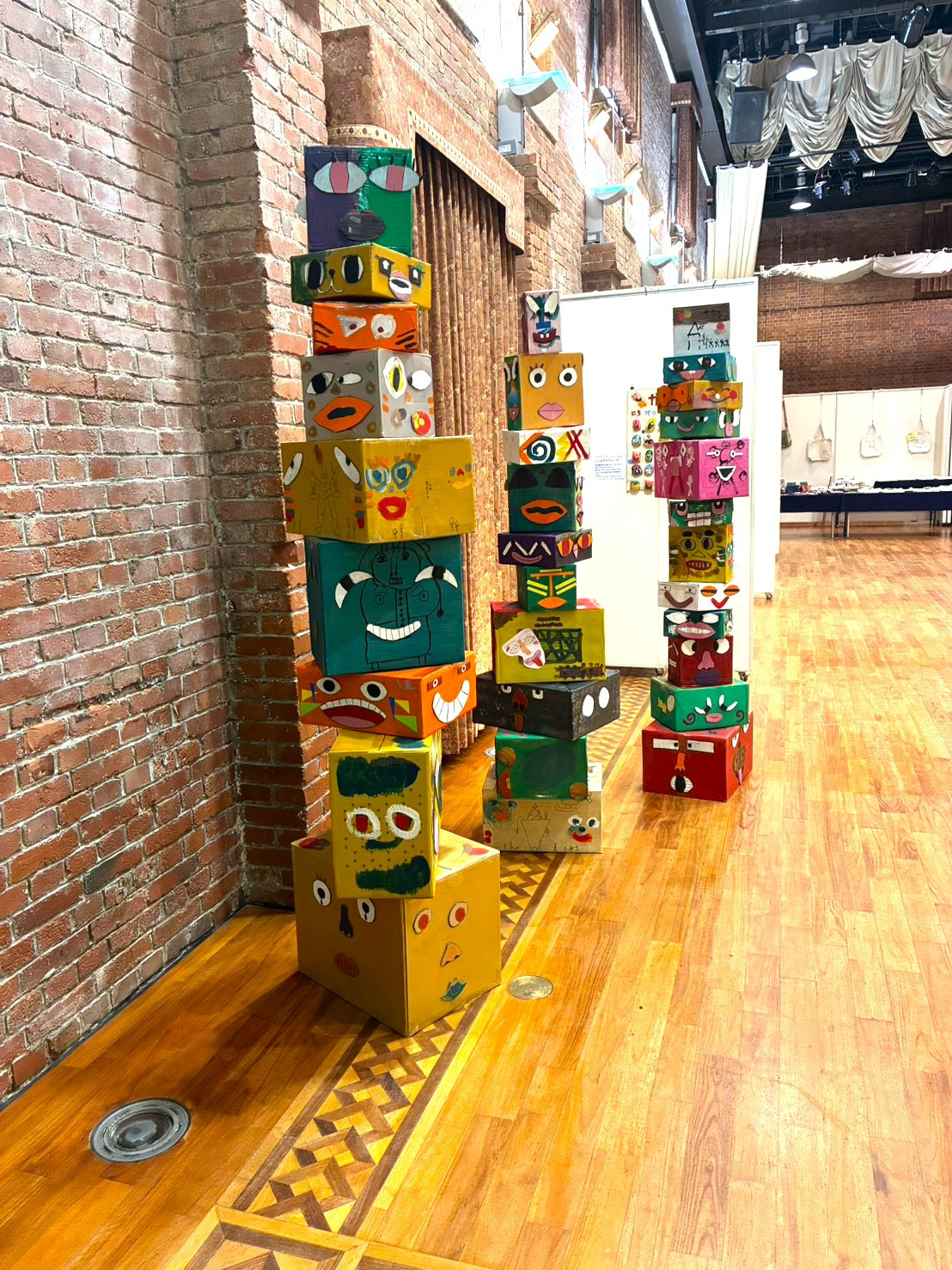 今年の会場にはいろんな顔のトーテムポールがいました