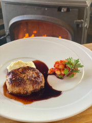 ３，４月のお肉ランチ【国産ポークの手作りハンバーグ 】