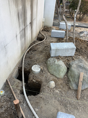 フェンスの基礎工事.jpg