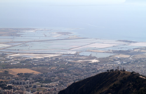 Da_Erice,_vista_verso_Trapani_e_le_saline._-_panoramio.jpg
