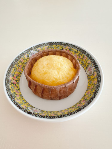 〈ココナッツ風味の蒸しケーキ〉