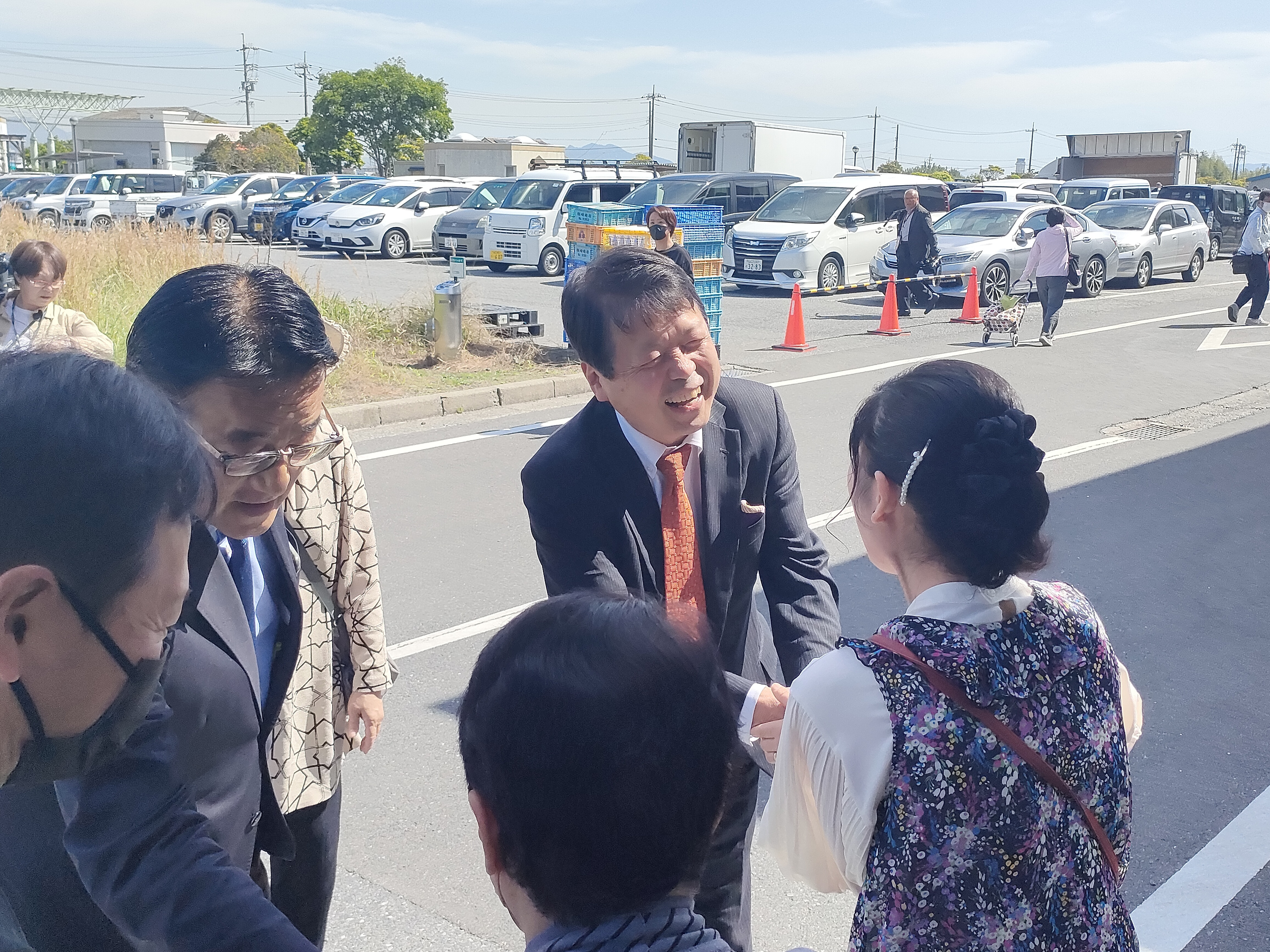 岡田幹事長が岩国市で朝市視察と講演