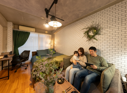 Firefly_Gemini Flash_この写真の部屋で、夫婦と子供の３人がくつろいでいる画像を生成 774056.png