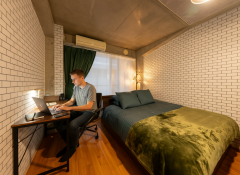 Firefly_Gemini Flash_この部屋の中で欧米人のノマドワーカーがPCを使用している画像を生成 280045.png