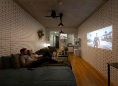 Firefly_Gemini Flash_この部屋の中で欧米人の夫婦がベッドの上からスクリーンの映像を見ている画像を生成 280045.png