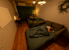 Firefly_Gemini Flash_この部屋の中で、奥のベッドに欧米人の夫婦が寝て、手前のベッドに一人の人が寝ている画像を生成 280045.png
