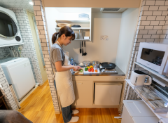 Firefly_Gemini Flash_この部屋の中で、日本人の若い女性が料理をしている画像を他のパターンで生成 144475.png