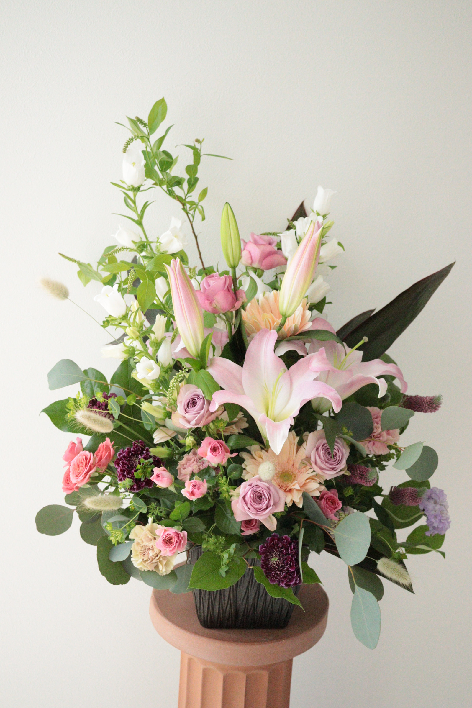 ピンクユリの華やかアレンジメント